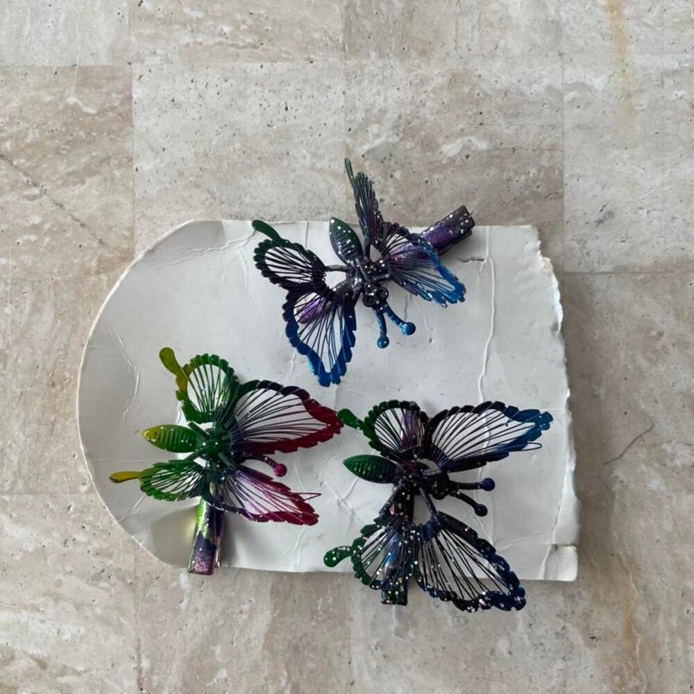 Trembling vintage butterfly clip